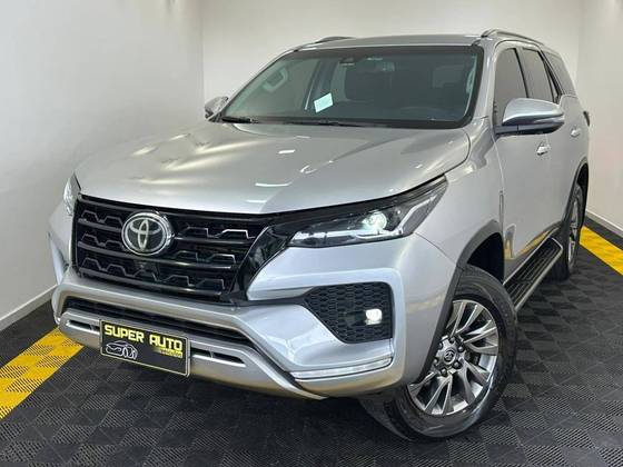 TOYOTA HILUX SW4 2.8 D-4D TURBO DIESEL SRX 7L 4X4 AUTOMÁTICO TOYOTA HILUX SW4 2.8 D-4D TURBO DIESEL SRX 7L 4X4 AUTOMÁTICO